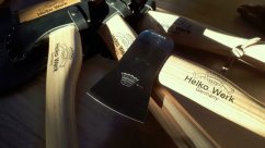 Sekera HELKO WERK Hudson Bay Camp Hatchet 500g + kožené pouzdro