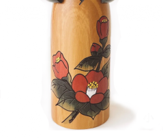Panenka Kokeshi Tsubaki goyomi s květy kamélie