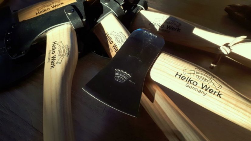 Sekera HELKO WERK Hudson Bay Camp Hatchet 500g + kožené pouzdro
