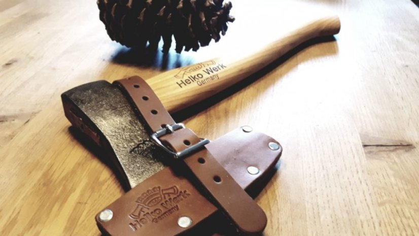 Sekera HELKO WERK Black Forest Hatchet 600g + kožené pouzdro